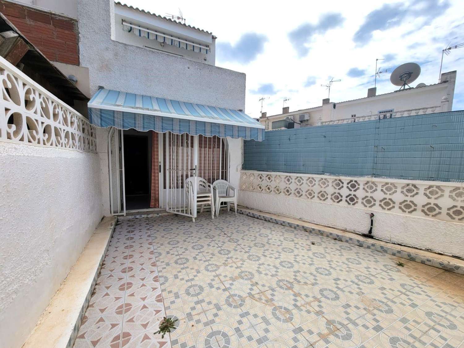 Da ristrutturare, appartamento su 2 piani, 2 camere da letto, 2 bagni, solarium e piscina, a Calas Blancas