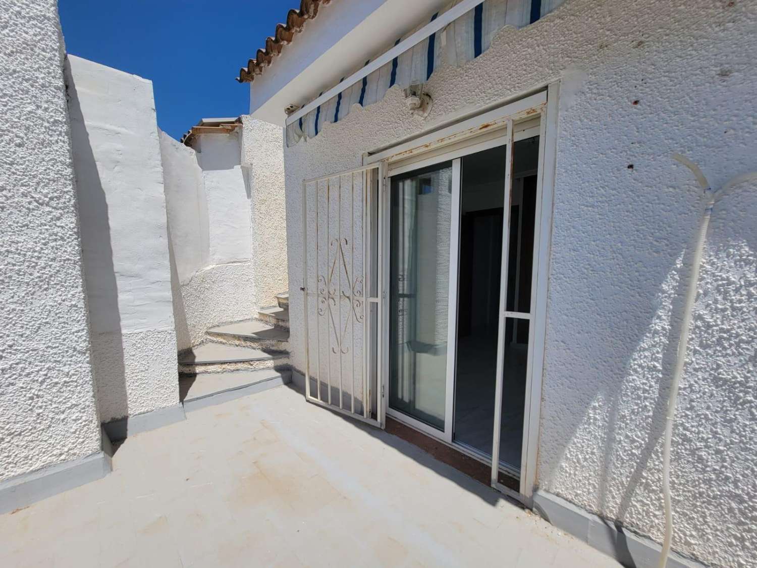 Da ristrutturare, appartamento su 2 piani, 2 camere da letto, 2 bagni, solarium e piscina, a Calas Blancas