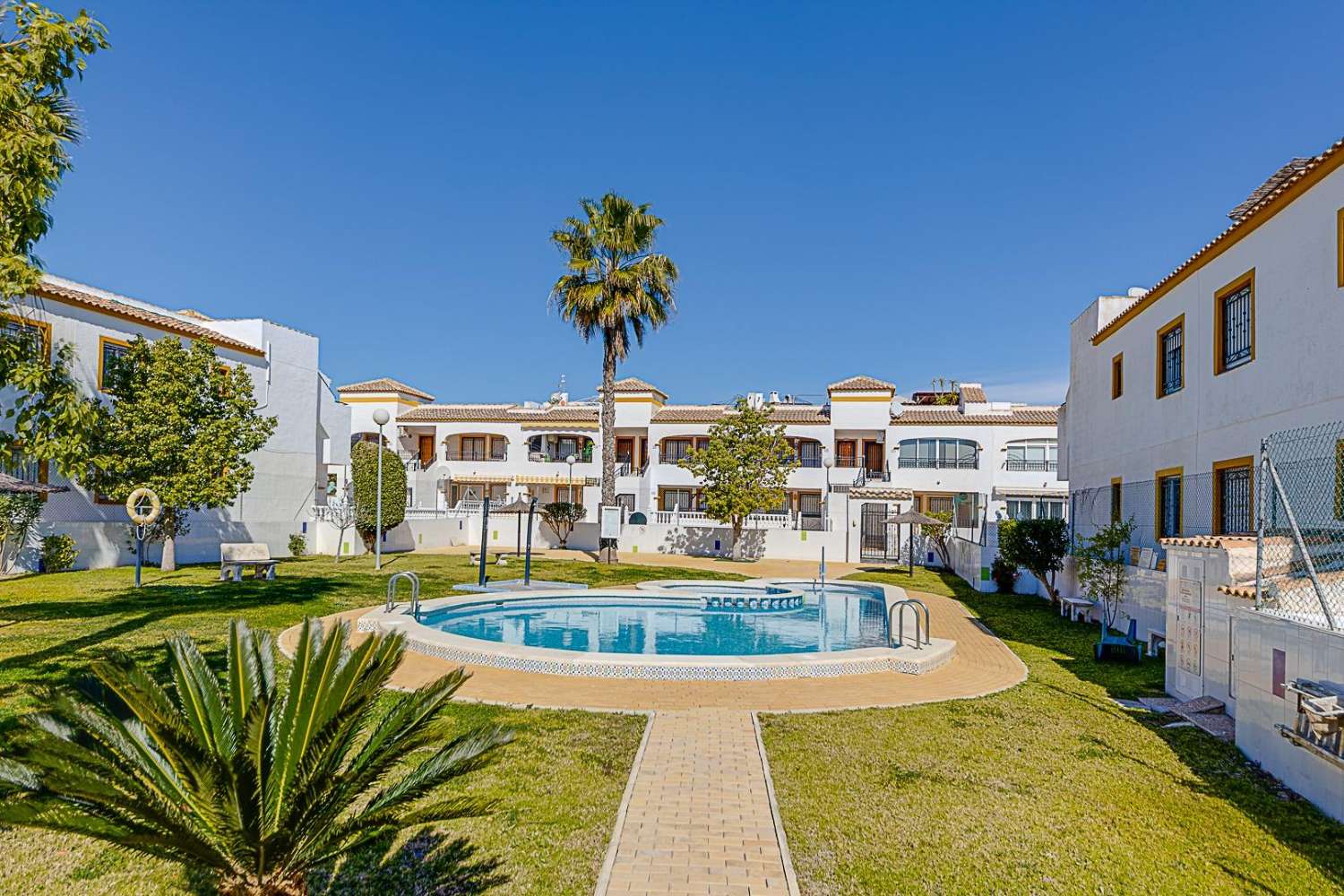 BUNGALOW CON 2 CAMERE DA LETTO CON GIARDINO PRIVATO, PISCINA COMUNITARIA E PARCHEGGIO (Vistabella Golf)