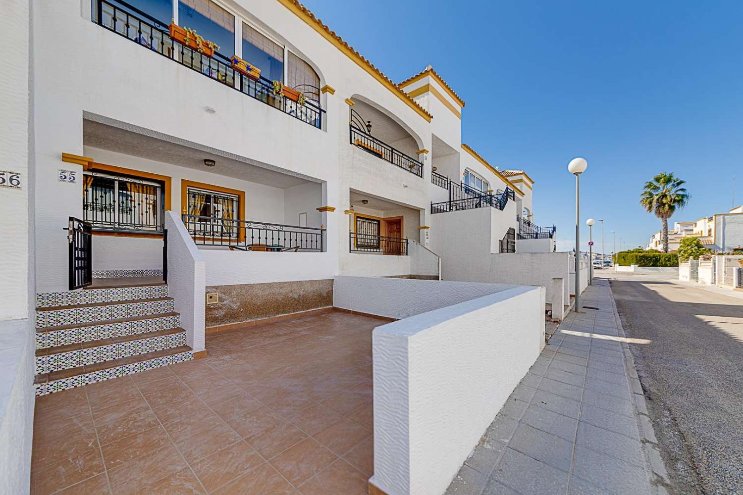 BUNGALOW CON 2 CAMERE DA LETTO CON GIARDINO PRIVATO, PISCINA COMUNITARIA E PARCHEGGIO (Vistabella Golf)