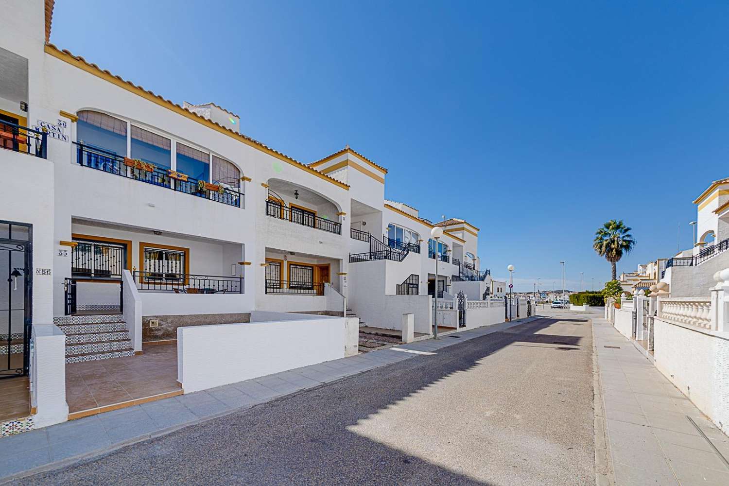 BUNGALOW CON 2 CAMERE DA LETTO CON GIARDINO PRIVATO, PISCINA COMUNITARIA E PARCHEGGIO (Vistabella Golf)