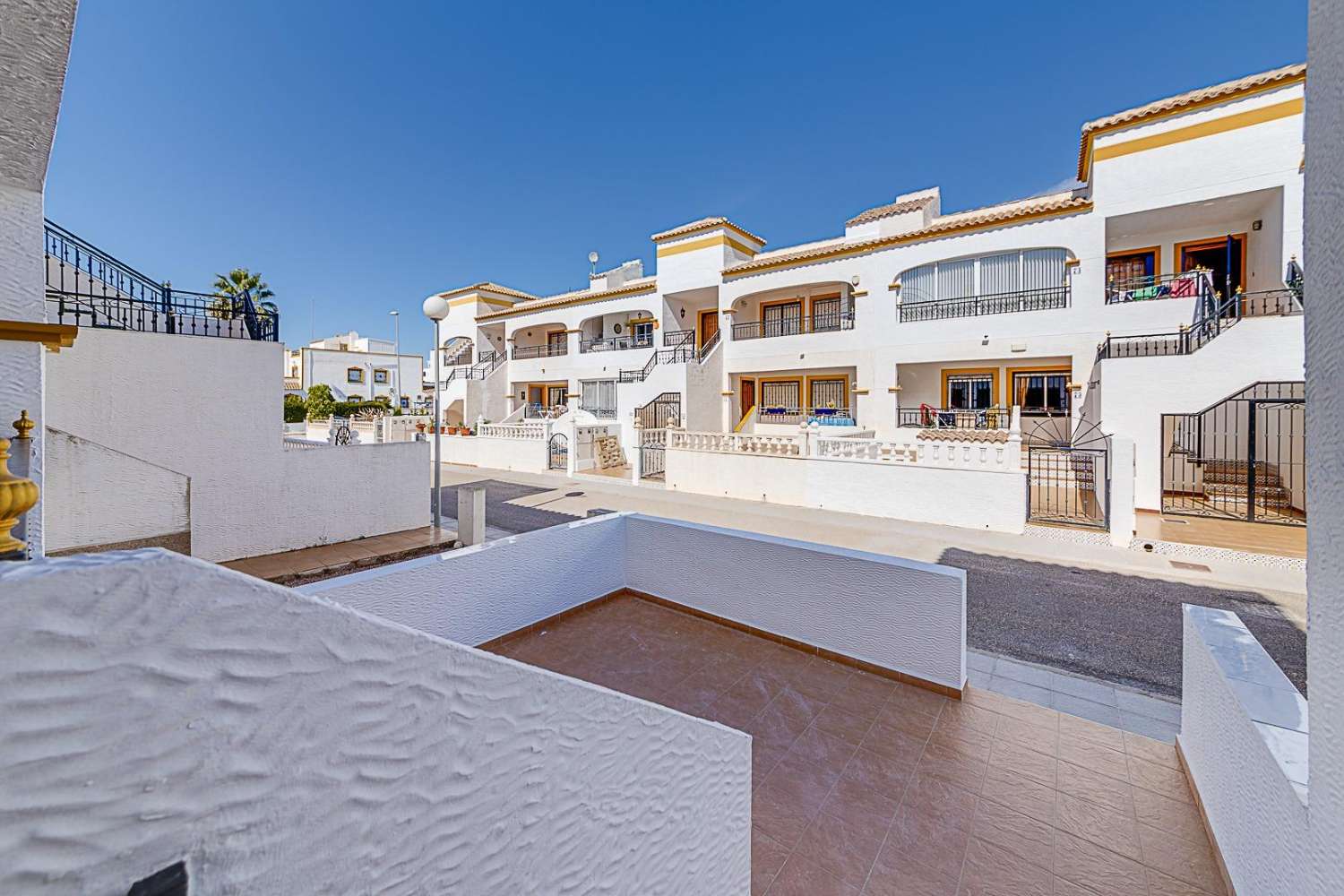 BUNGALOW CON 2 CAMERE DA LETTO CON GIARDINO PRIVATO, PISCINA COMUNITARIA E PARCHEGGIO (Vistabella Golf)