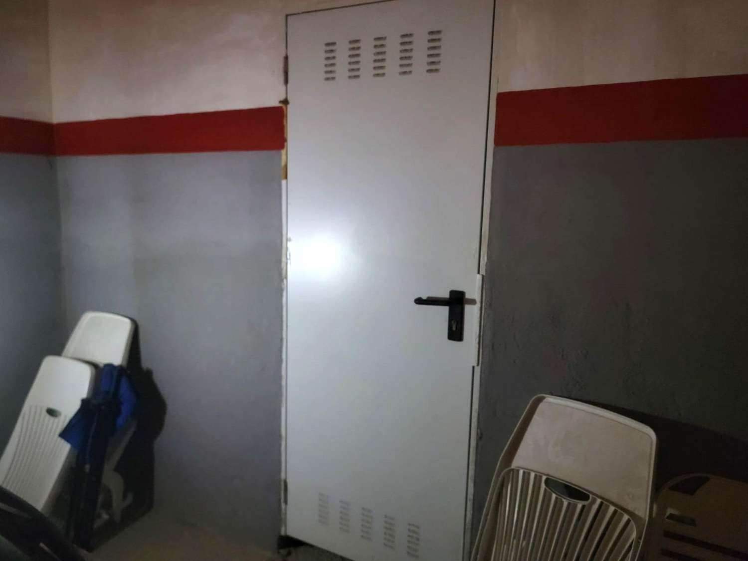 Ruime twee-onder-een-kapwoning, 3 slaapkamers, 3 badkamers, afgesloten garage met berging en gemeenschappelijk zwembad, in Playa Flamenca