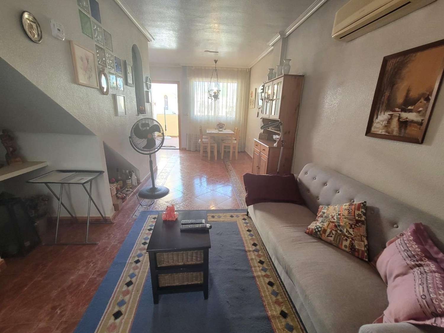 Ruime twee-onder-een-kapwoning, 3 slaapkamers, 3 badkamers, afgesloten garage met berging en gemeenschappelijk zwembad, in Playa Flamenca