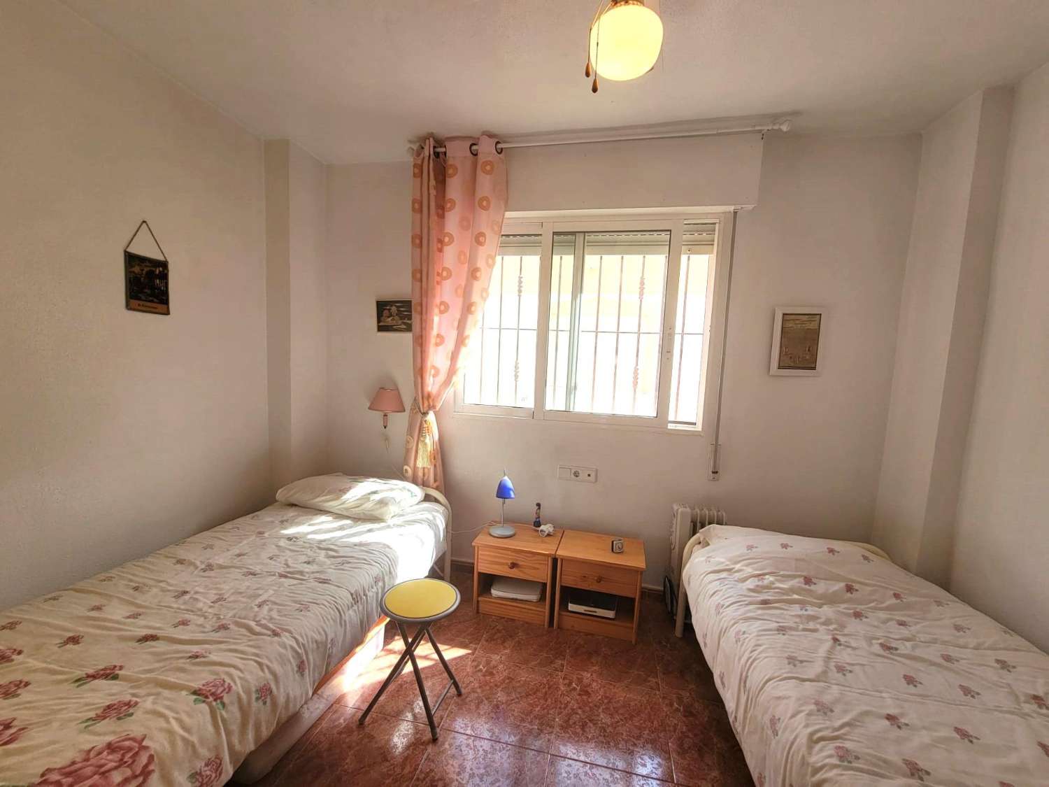 Ruime twee-onder-een-kapwoning, 3 slaapkamers, 3 badkamers, afgesloten garage met berging en gemeenschappelijk zwembad, in Playa Flamenca