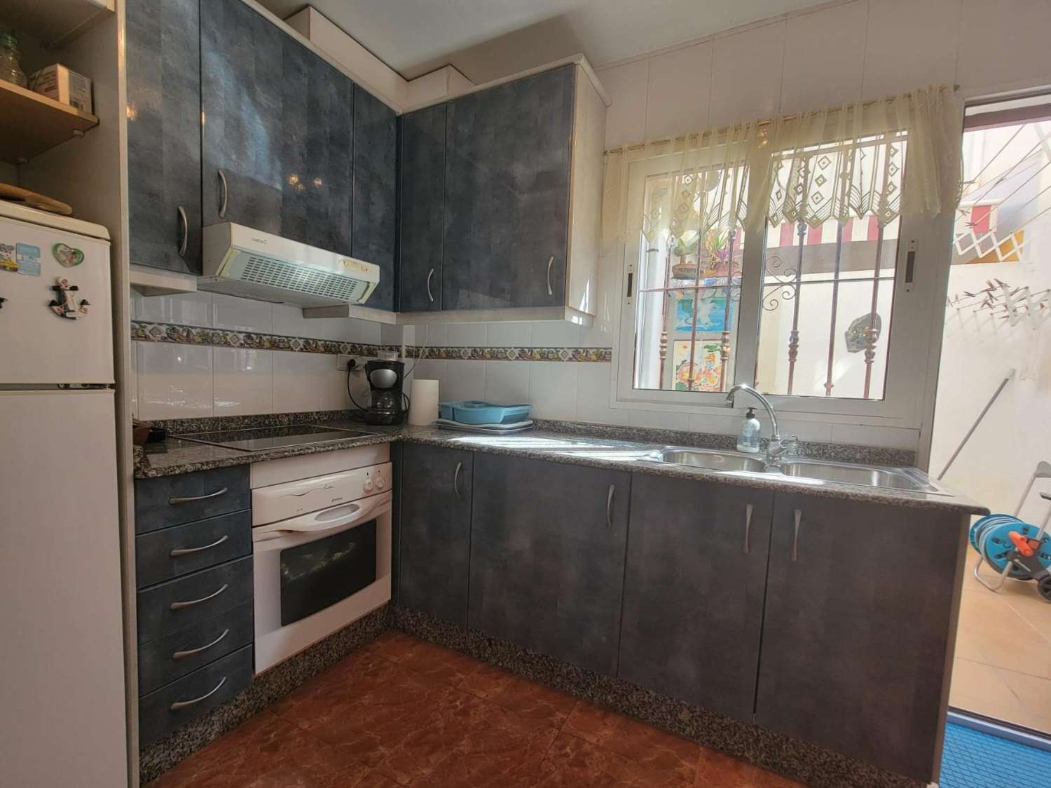Ruime twee-onder-een-kapwoning, 3 slaapkamers, 3 badkamers, afgesloten garage met berging en gemeenschappelijk zwembad, in Playa Flamenca