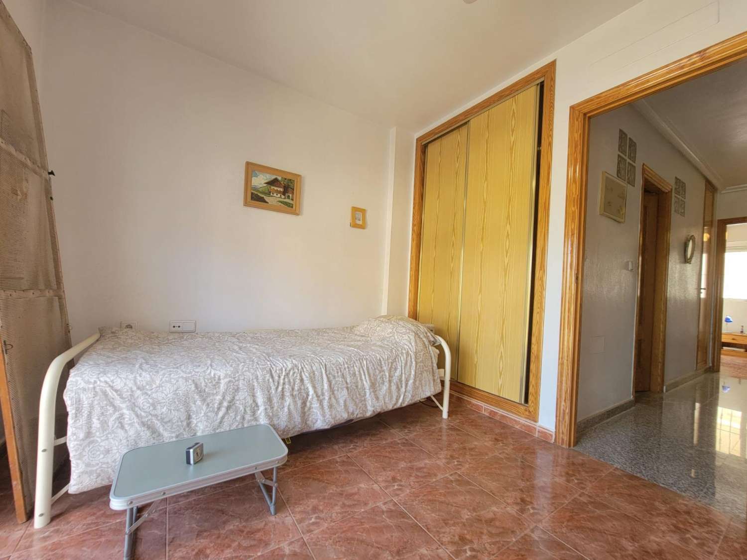 Ruime twee-onder-een-kapwoning, 3 slaapkamers, 3 badkamers, afgesloten garage met berging en gemeenschappelijk zwembad, in Playa Flamenca