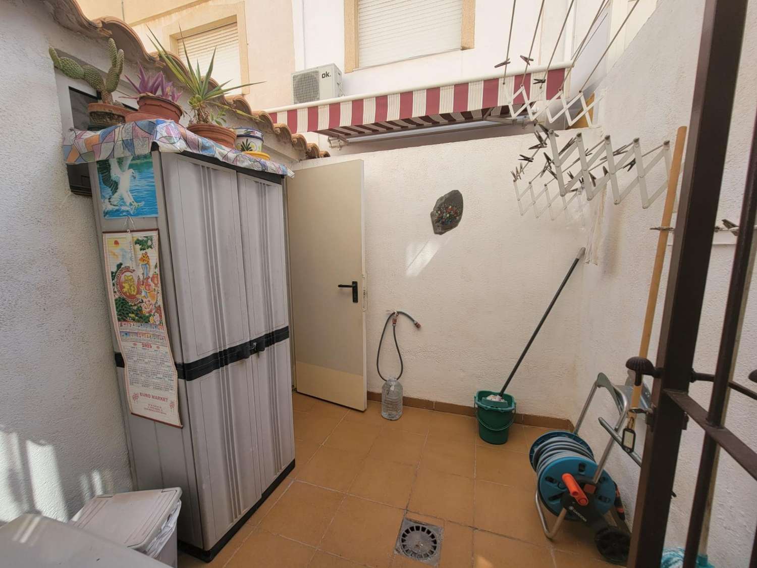 Ruime twee-onder-een-kapwoning, 3 slaapkamers, 3 badkamers, afgesloten garage met berging en gemeenschappelijk zwembad, in Playa Flamenca