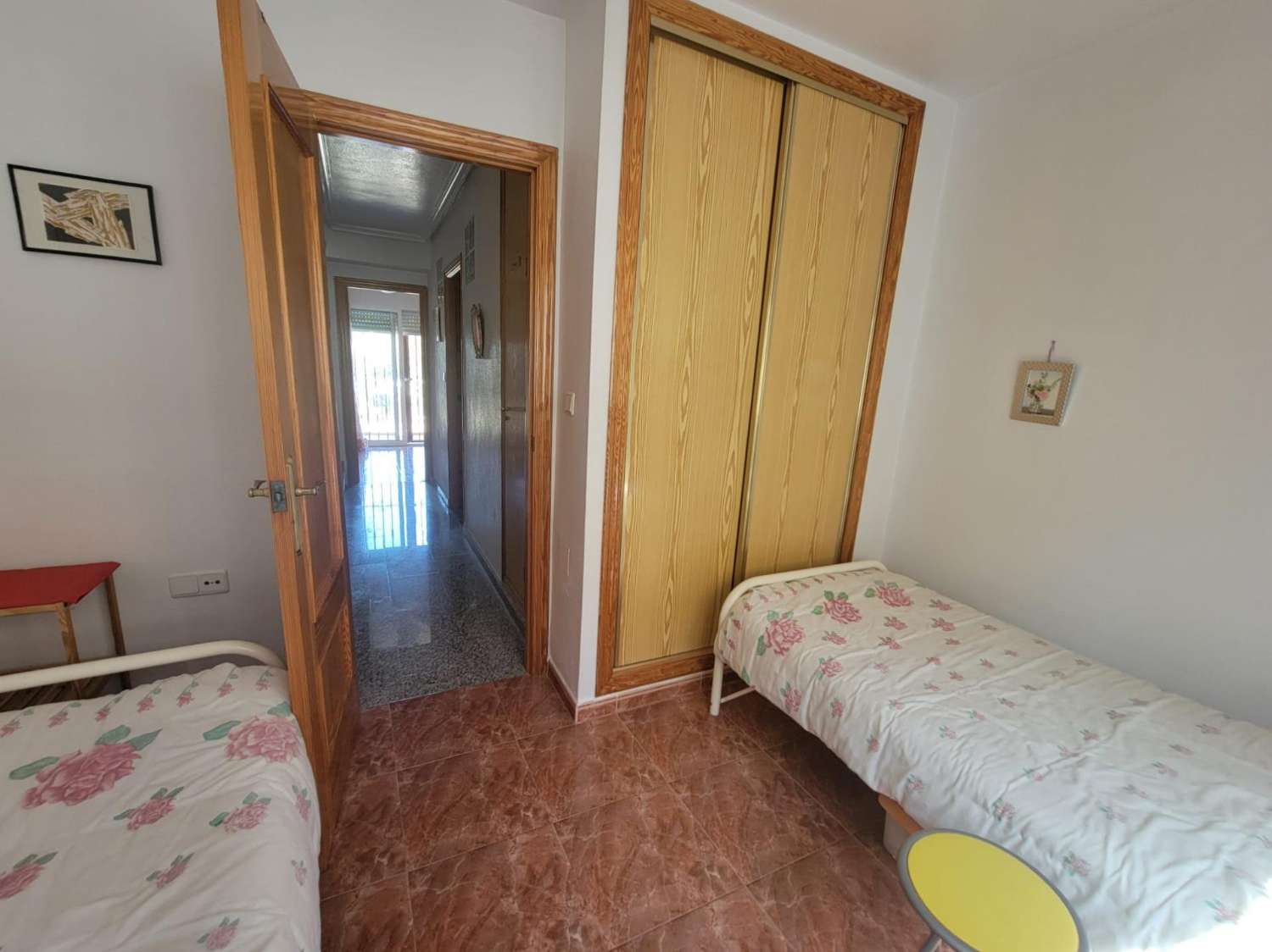 Ruime twee-onder-een-kapwoning, 3 slaapkamers, 3 badkamers, afgesloten garage met berging en gemeenschappelijk zwembad, in Playa Flamenca