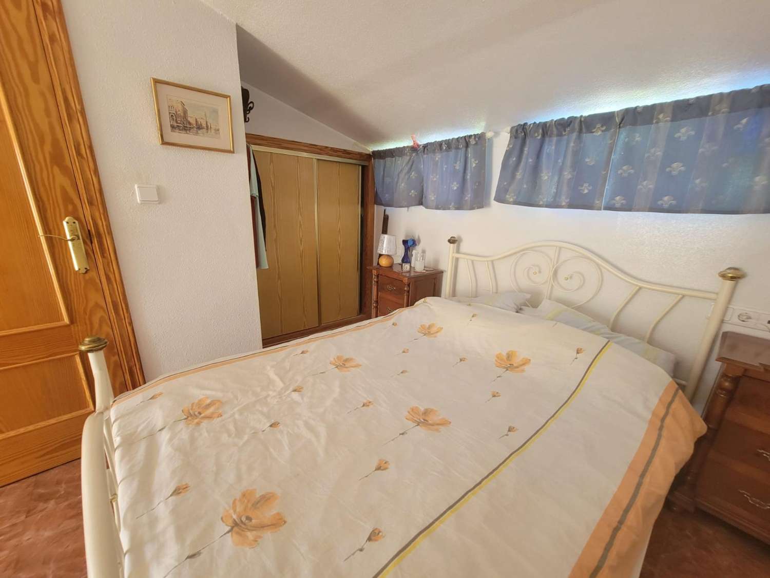 Ruime twee-onder-een-kapwoning, 3 slaapkamers, 3 badkamers, afgesloten garage met berging en gemeenschappelijk zwembad, in Playa Flamenca