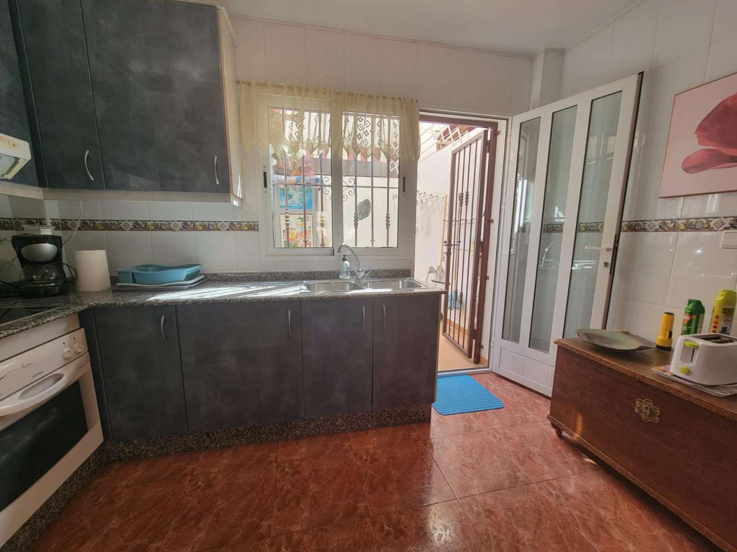 Ruime twee-onder-een-kapwoning, 3 slaapkamers, 3 badkamers, afgesloten garage met berging en gemeenschappelijk zwembad, in Playa Flamenca