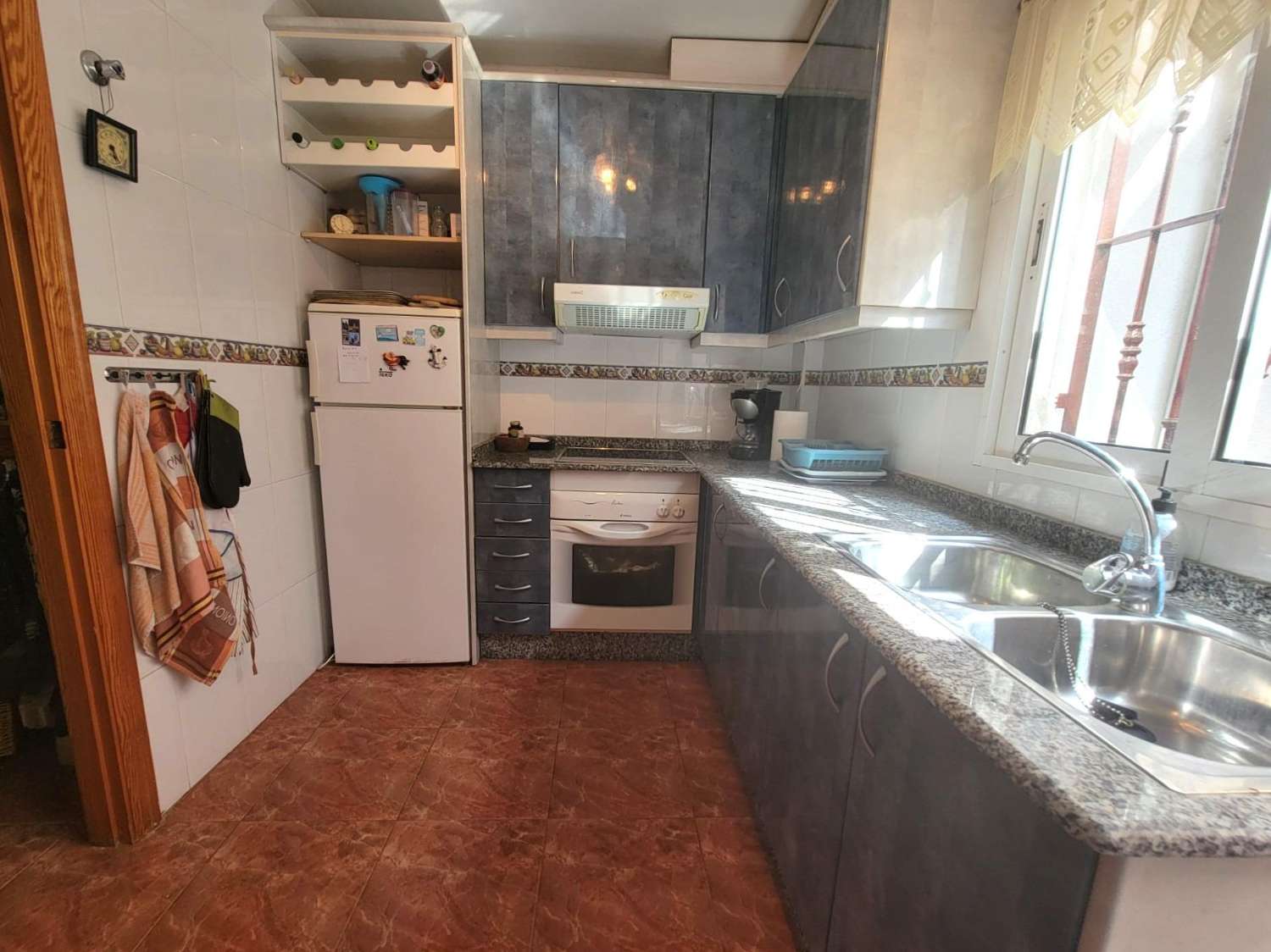 Ruime twee-onder-een-kapwoning, 3 slaapkamers, 3 badkamers, afgesloten garage met berging en gemeenschappelijk zwembad, in Playa Flamenca