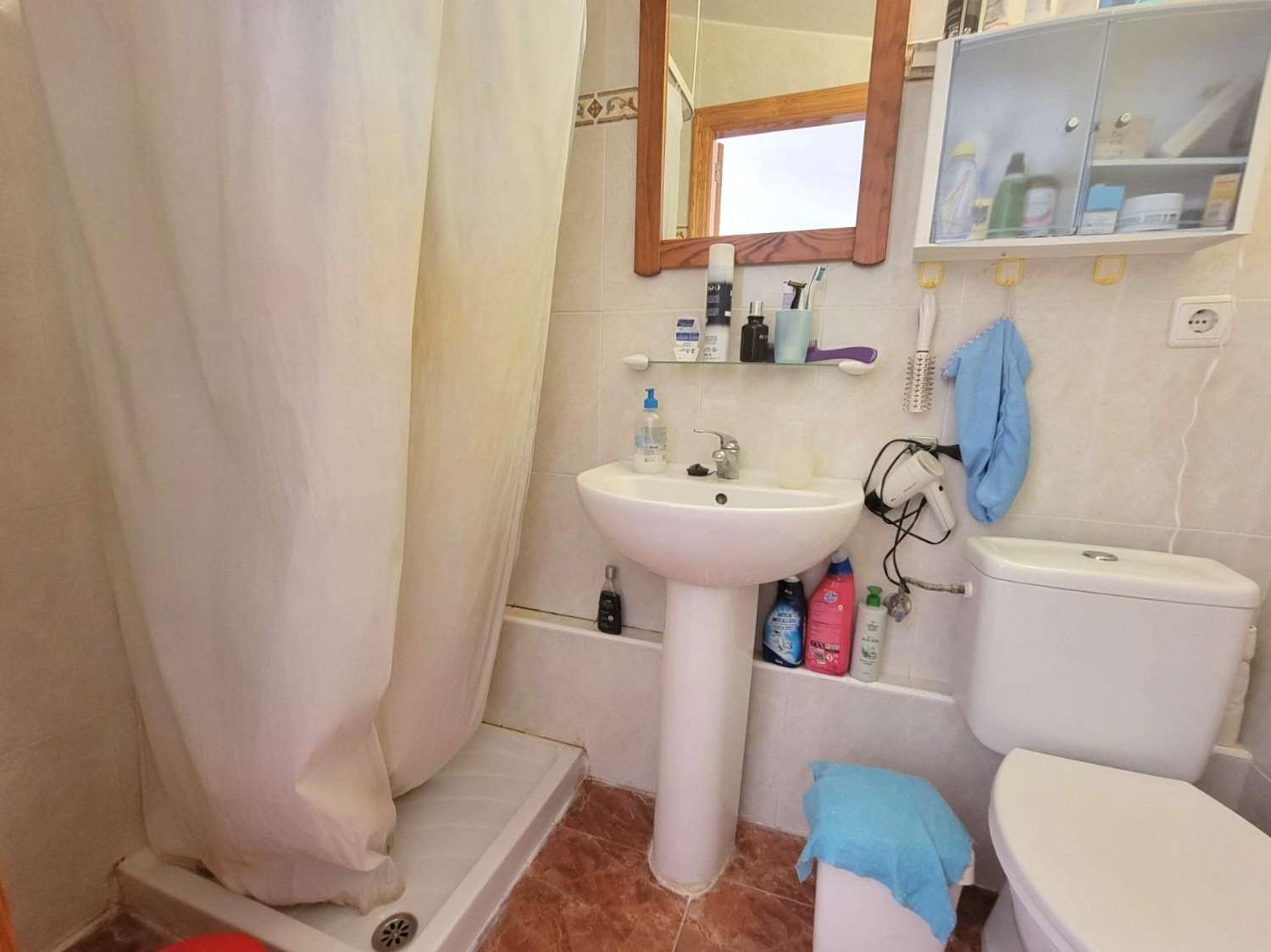 Ruime twee-onder-een-kapwoning, 3 slaapkamers, 3 badkamers, afgesloten garage met berging en gemeenschappelijk zwembad, in Playa Flamenca