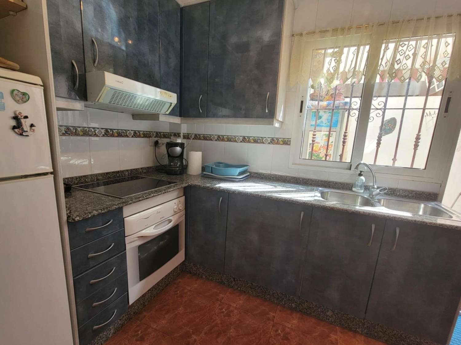 Ruime twee-onder-een-kapwoning, 3 slaapkamers, 3 badkamers, afgesloten garage met berging en gemeenschappelijk zwembad, in Playa Flamenca