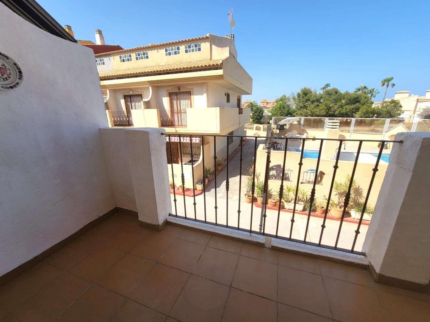 Ruime twee-onder-een-kapwoning, 3 slaapkamers, 3 badkamers, afgesloten garage met berging en gemeenschappelijk zwembad, in Playa Flamenca