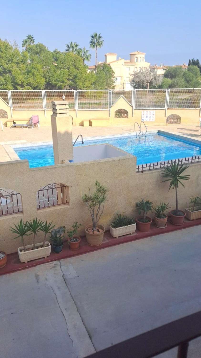 Ruime twee-onder-een-kapwoning, 3 slaapkamers, 3 badkamers, afgesloten garage met berging en gemeenschappelijk zwembad, in Playa Flamenca