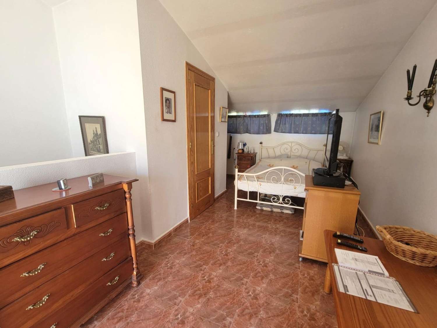 Ruime twee-onder-een-kapwoning, 3 slaapkamers, 3 badkamers, afgesloten garage met berging en gemeenschappelijk zwembad, in Playa Flamenca