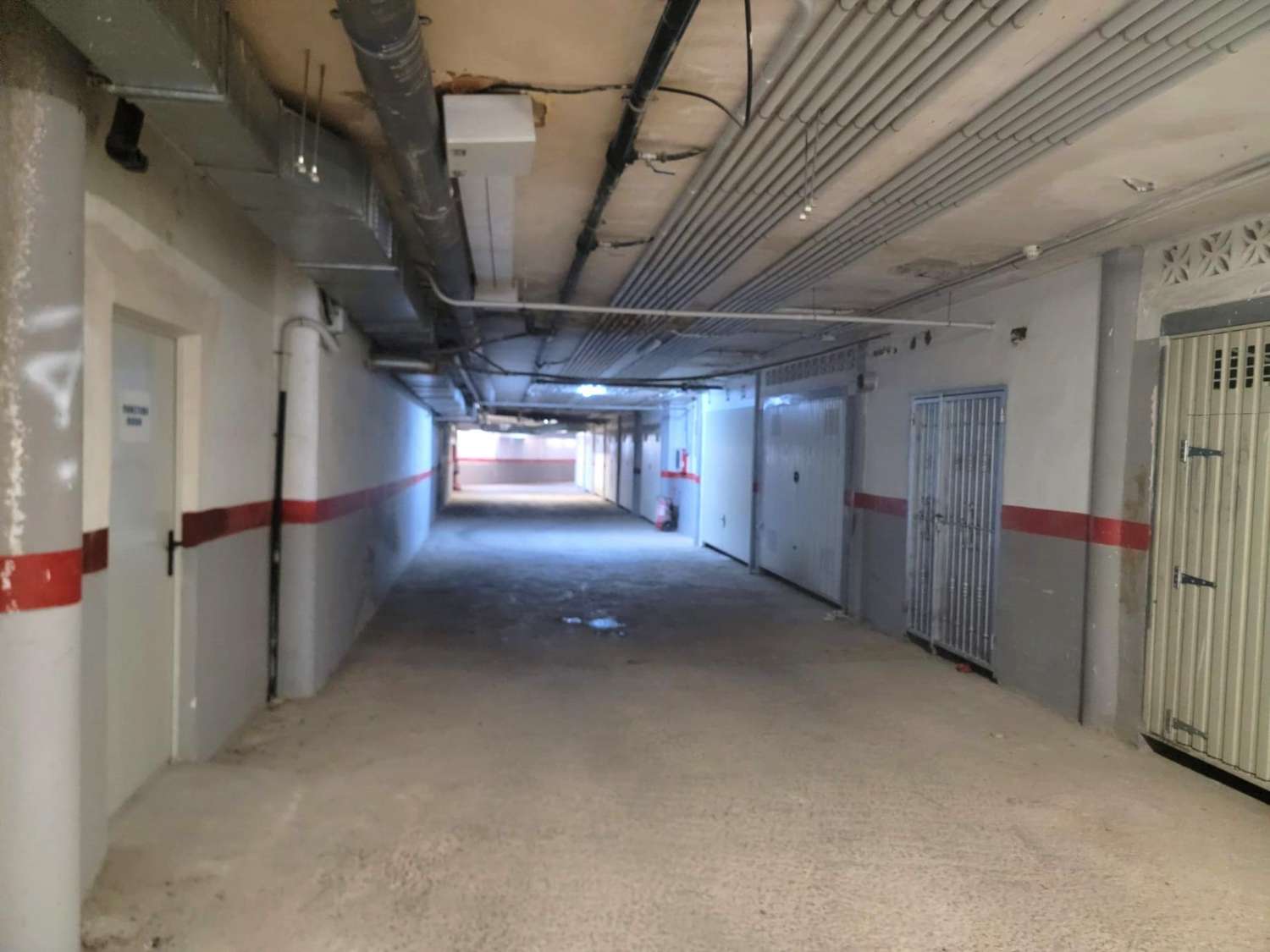 Ruime twee-onder-een-kapwoning, 3 slaapkamers, 3 badkamers, afgesloten garage met berging en gemeenschappelijk zwembad, in Playa Flamenca