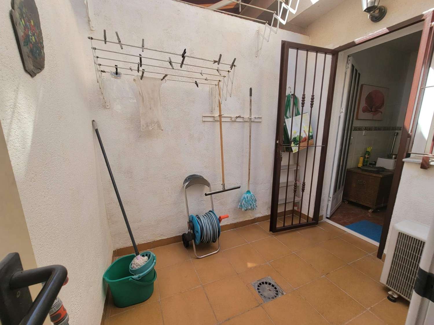 Ruime twee-onder-een-kapwoning, 3 slaapkamers, 3 badkamers, afgesloten garage met berging en gemeenschappelijk zwembad, in Playa Flamenca