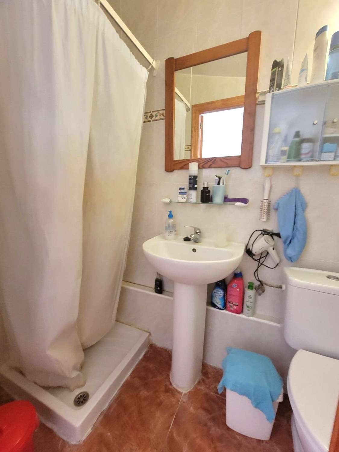 Ruime twee-onder-een-kapwoning, 3 slaapkamers, 3 badkamers, afgesloten garage met berging en gemeenschappelijk zwembad, in Playa Flamenca