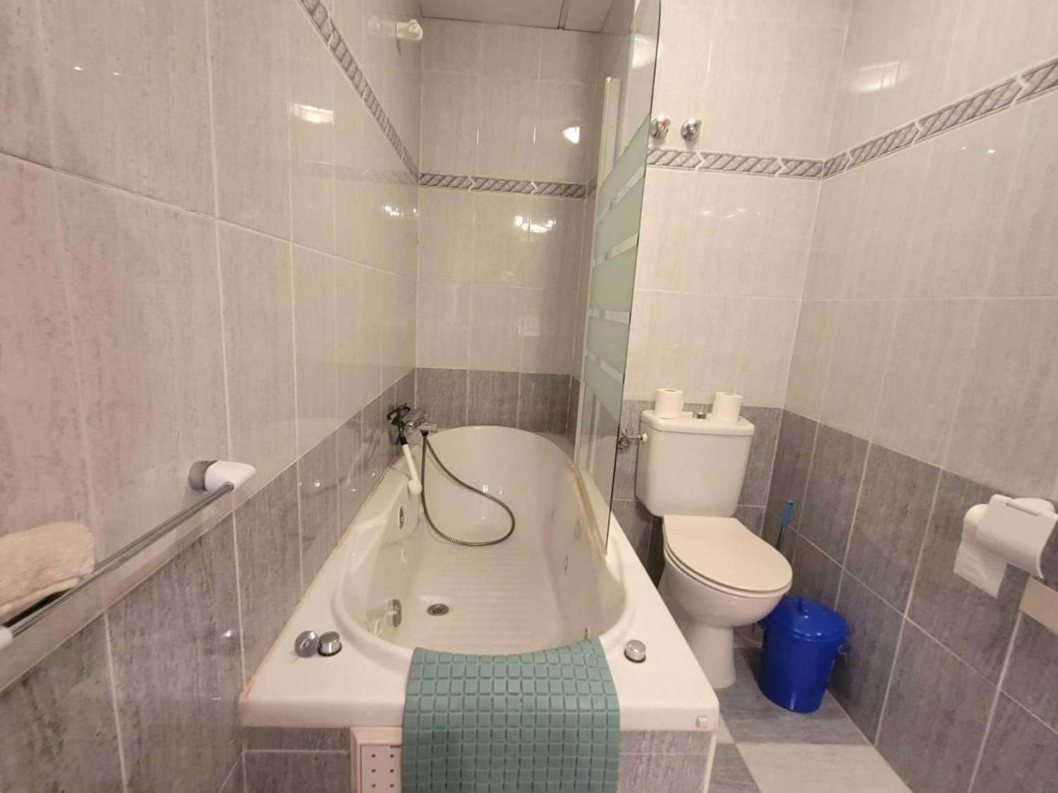Ruime twee-onder-een-kapwoning, 3 slaapkamers, 3 badkamers, afgesloten garage met berging en gemeenschappelijk zwembad, in Playa Flamenca