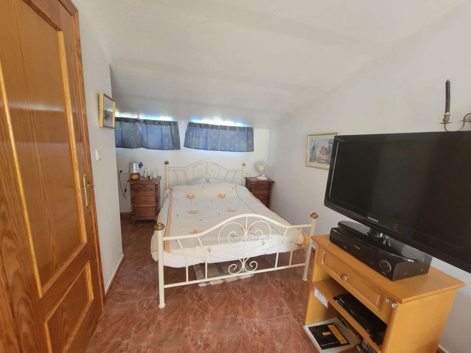 Ruime twee-onder-een-kapwoning, 3 slaapkamers, 3 badkamers, afgesloten garage met berging en gemeenschappelijk zwembad, in Playa Flamenca