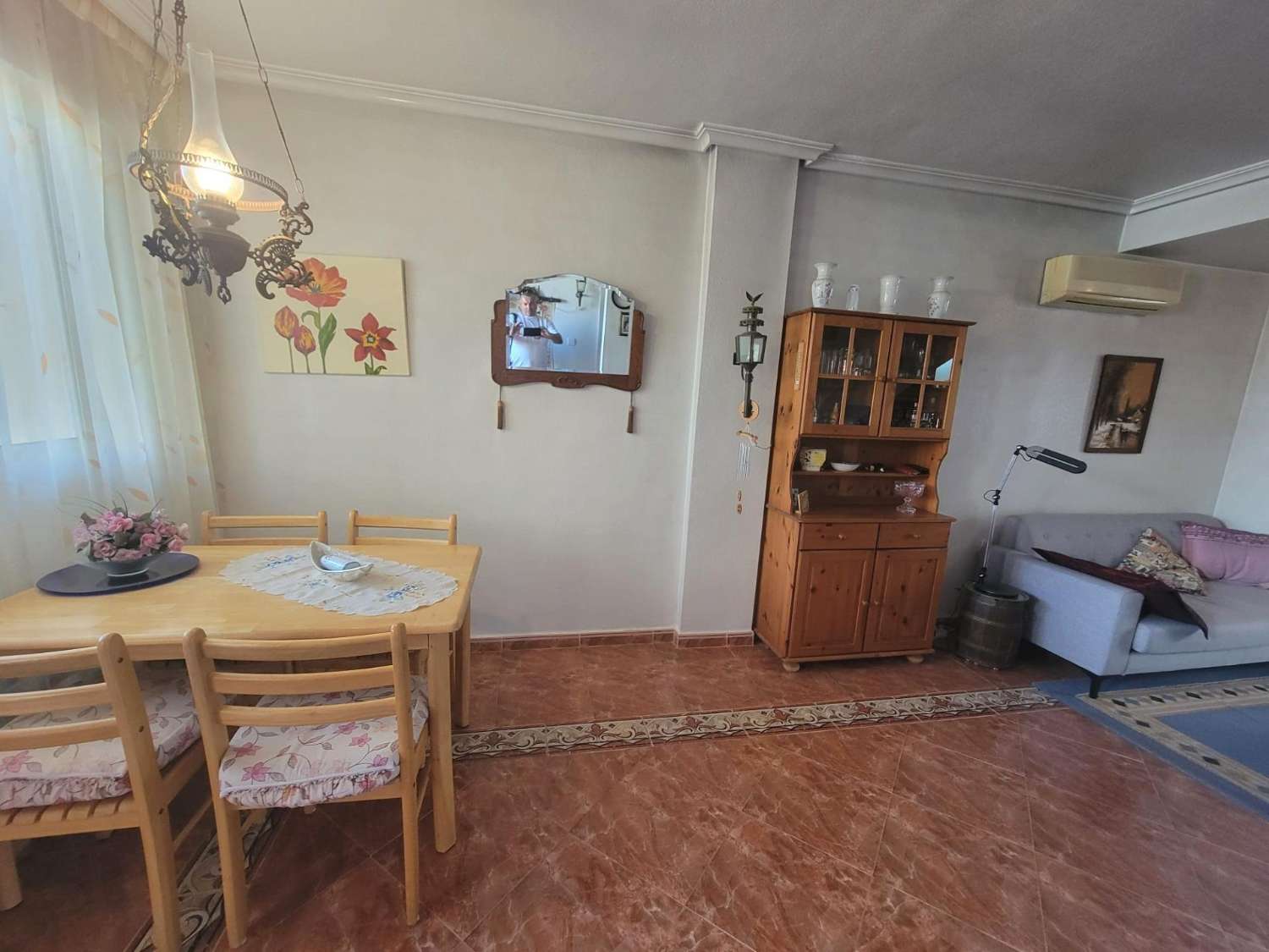 Ruime twee-onder-een-kapwoning, 3 slaapkamers, 3 badkamers, afgesloten garage met berging en gemeenschappelijk zwembad, in Playa Flamenca