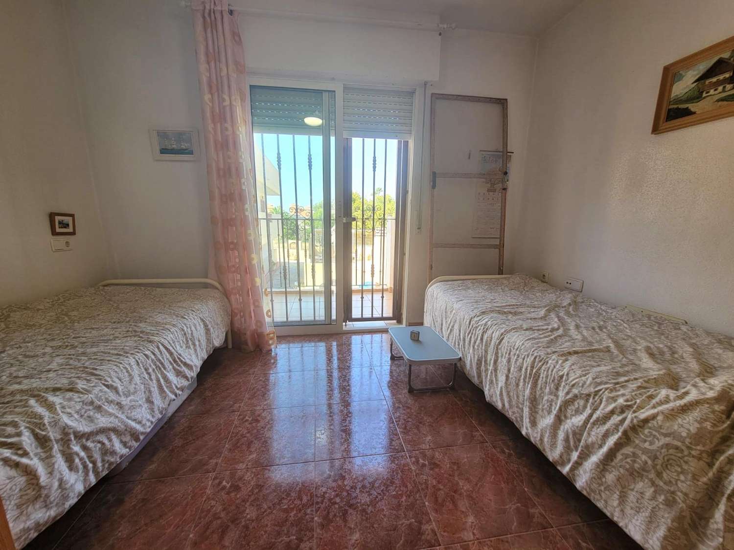 Ruime twee-onder-een-kapwoning, 3 slaapkamers, 3 badkamers, afgesloten garage met berging en gemeenschappelijk zwembad, in Playa Flamenca