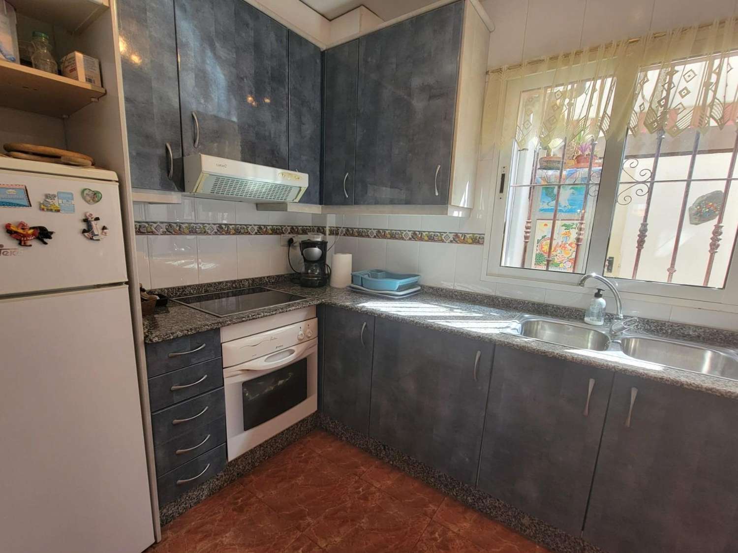 Ruime twee-onder-een-kapwoning, 3 slaapkamers, 3 badkamers, afgesloten garage met berging en gemeenschappelijk zwembad, in Playa Flamenca