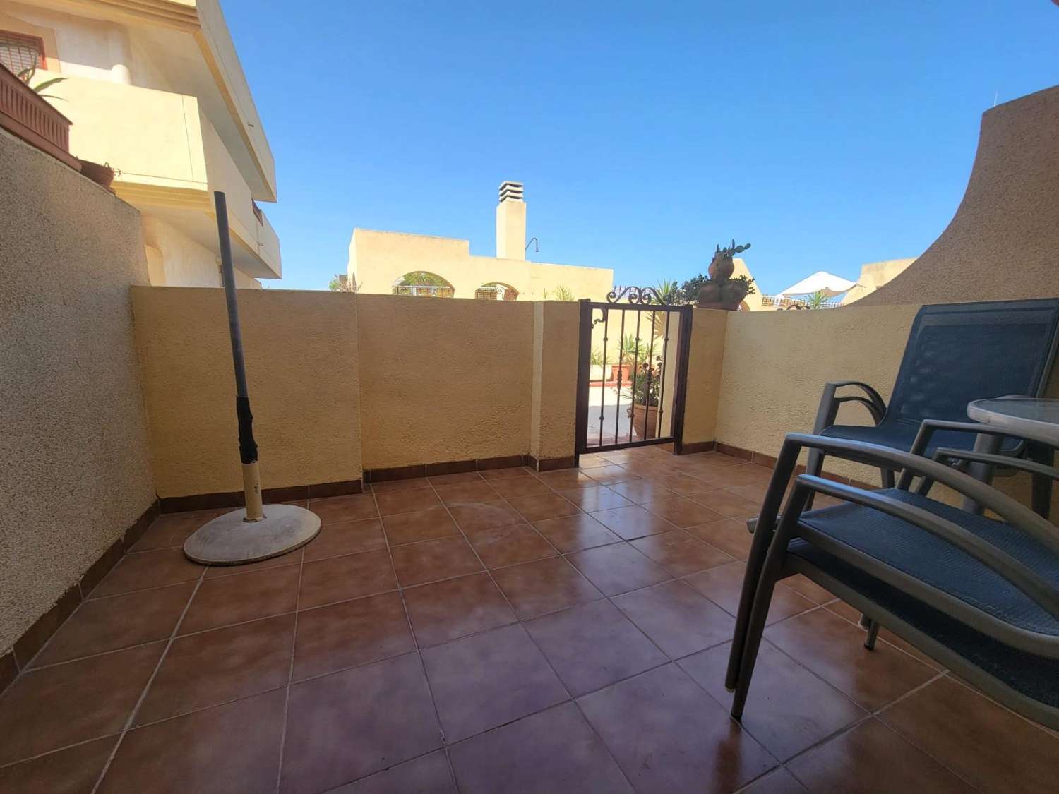 Ruime twee-onder-een-kapwoning, 3 slaapkamers, 3 badkamers, afgesloten garage met berging en gemeenschappelijk zwembad, in Playa Flamenca