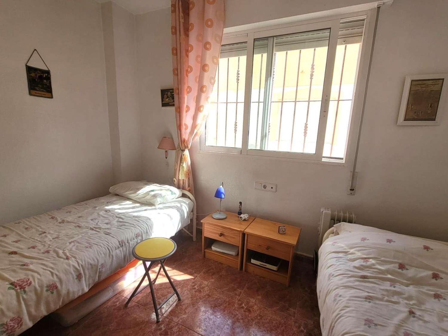 Ruime twee-onder-een-kapwoning, 3 slaapkamers, 3 badkamers, afgesloten garage met berging en gemeenschappelijk zwembad, in Playa Flamenca