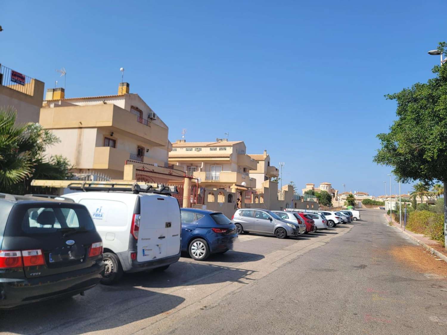 Ruime twee-onder-een-kapwoning, 3 slaapkamers, 3 badkamers, afgesloten garage met berging en gemeenschappelijk zwembad, in Playa Flamenca