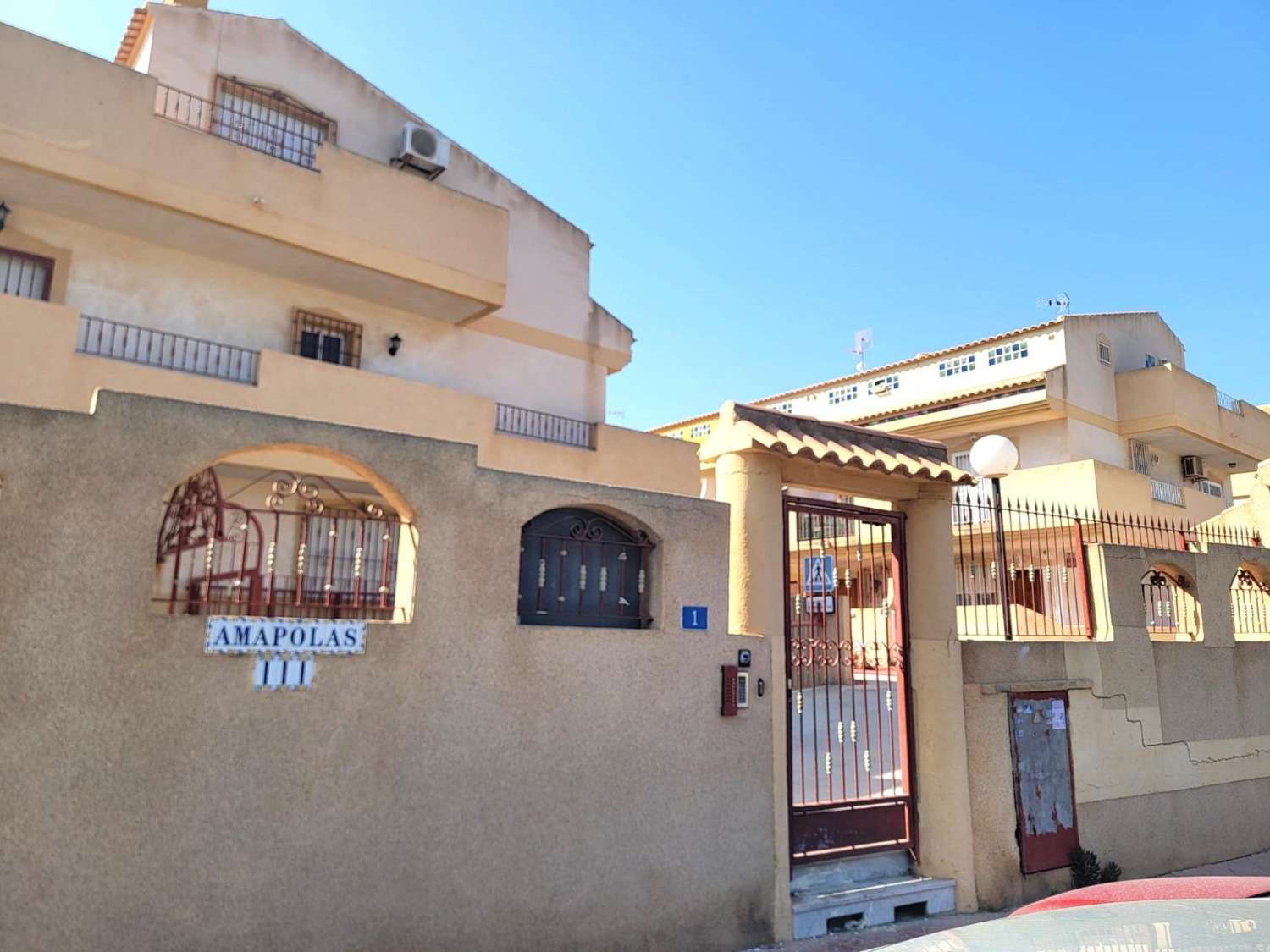 Ruime twee-onder-een-kapwoning, 3 slaapkamers, 3 badkamers, afgesloten garage met berging en gemeenschappelijk zwembad, in Playa Flamenca