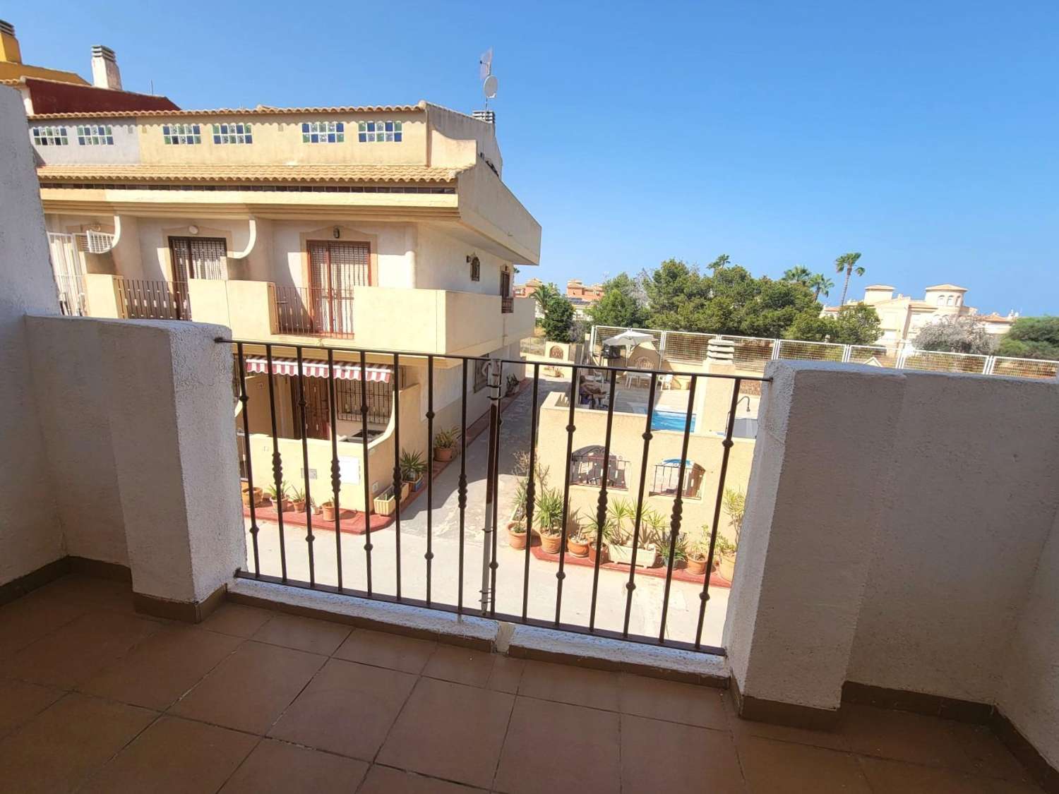 Ruime twee-onder-een-kapwoning, 3 slaapkamers, 3 badkamers, afgesloten garage met berging en gemeenschappelijk zwembad, in Playa Flamenca