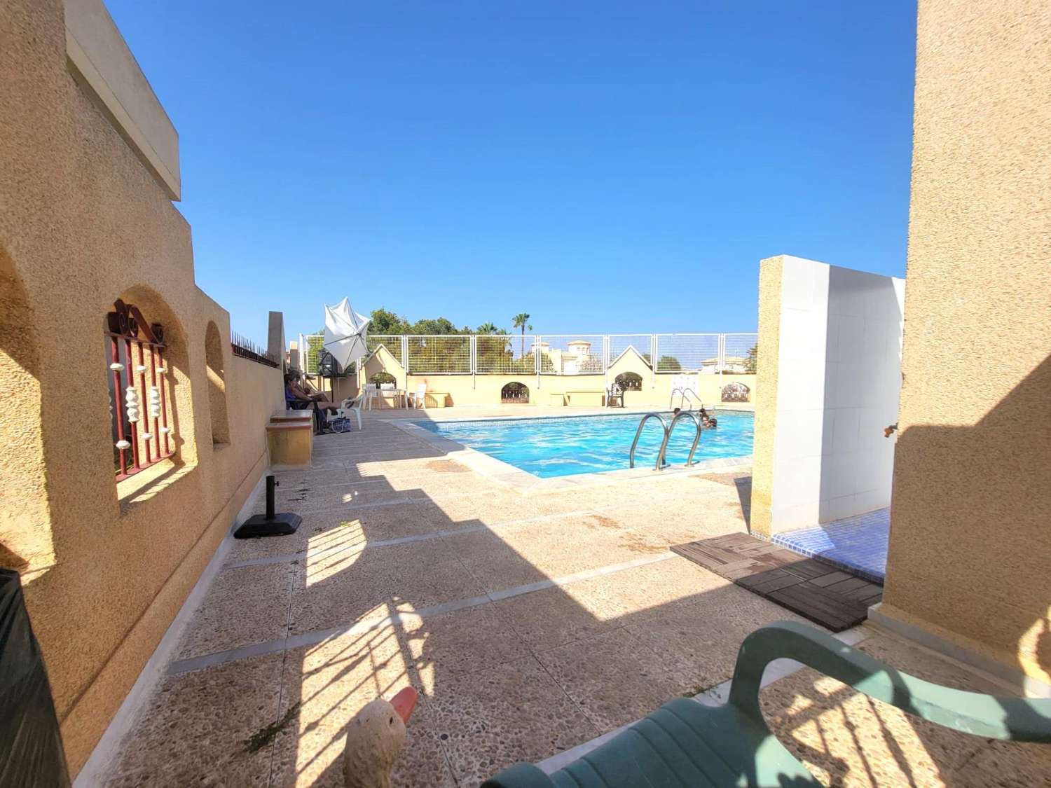 Ruime twee-onder-een-kapwoning, 3 slaapkamers, 3 badkamers, afgesloten garage met berging en gemeenschappelijk zwembad, in Playa Flamenca