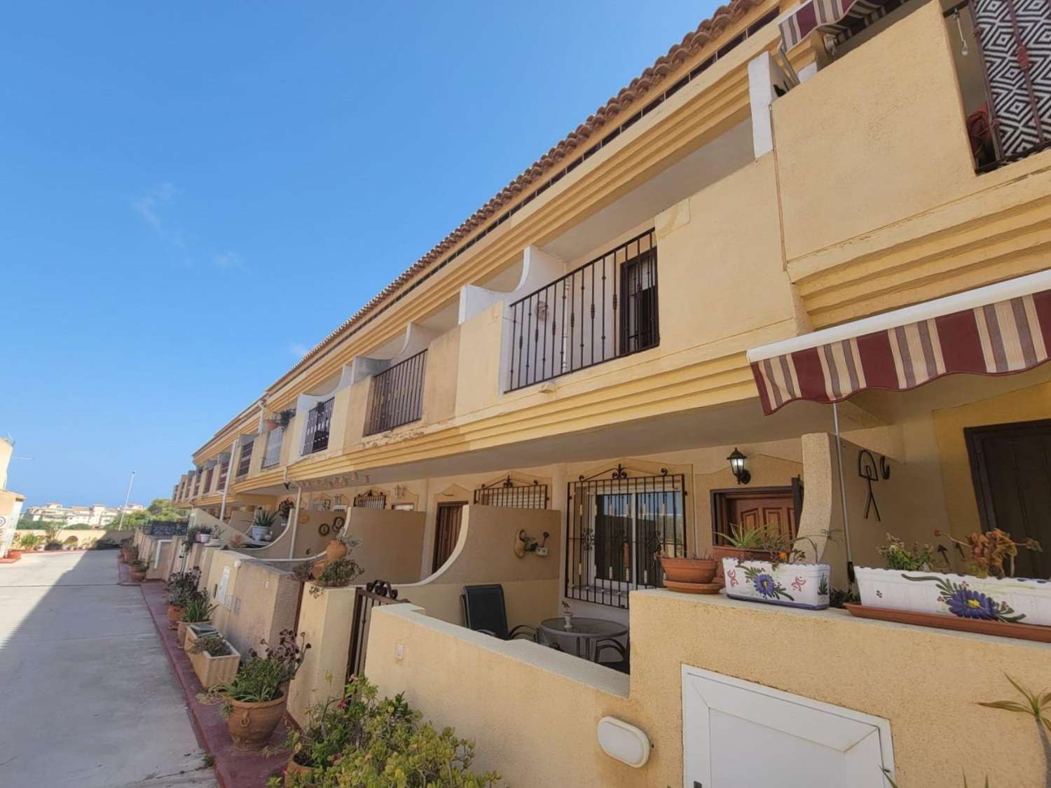 Ruime twee-onder-een-kapwoning, 3 slaapkamers, 3 badkamers, afgesloten garage met berging en gemeenschappelijk zwembad, in Playa Flamenca