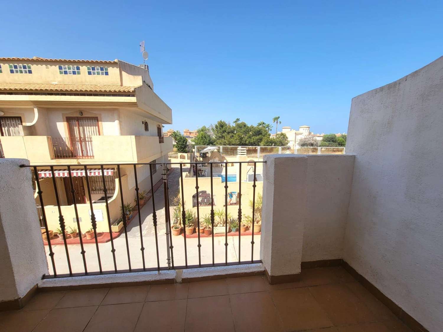 Ruime twee-onder-een-kapwoning, 3 slaapkamers, 3 badkamers, afgesloten garage met berging en gemeenschappelijk zwembad, in Playa Flamenca