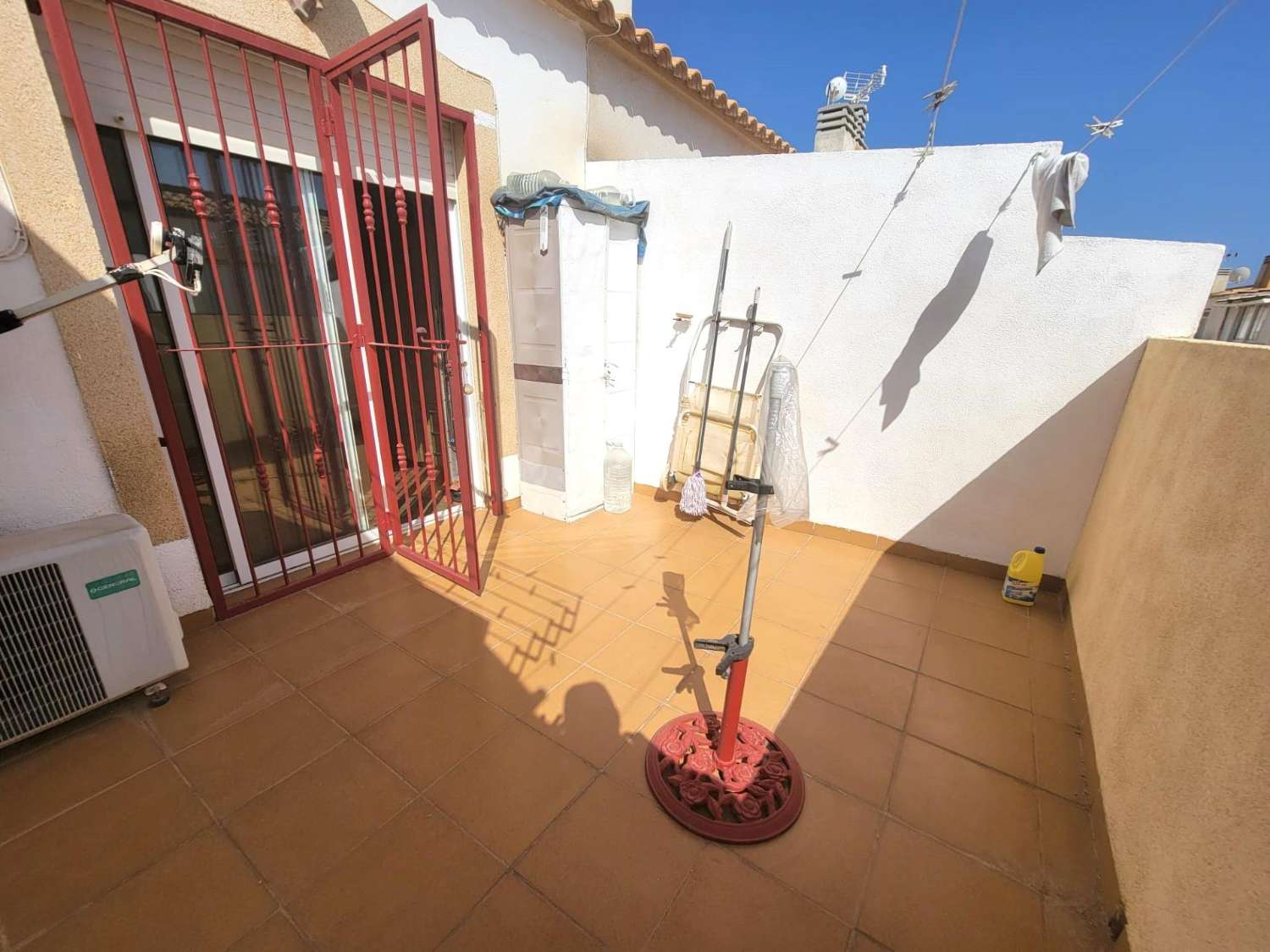 Ruime twee-onder-een-kapwoning, 3 slaapkamers, 3 badkamers, afgesloten garage met berging en gemeenschappelijk zwembad, in Playa Flamenca
