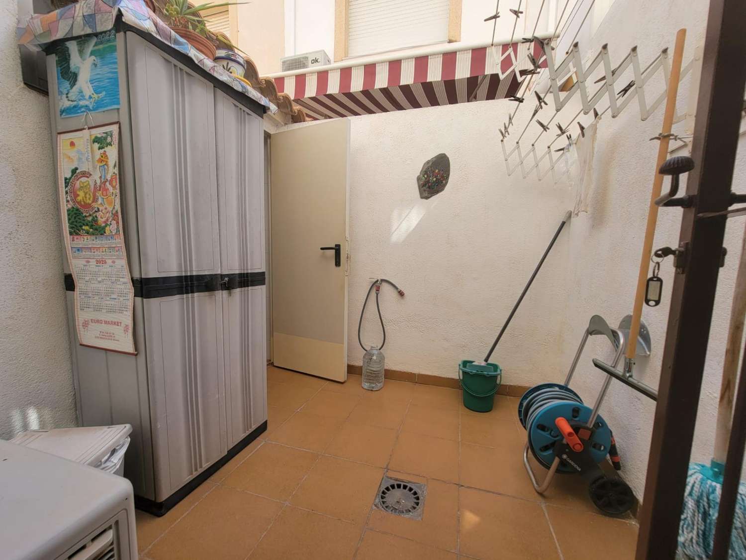 Ruime twee-onder-een-kapwoning, 3 slaapkamers, 3 badkamers, afgesloten garage met berging en gemeenschappelijk zwembad, in Playa Flamenca