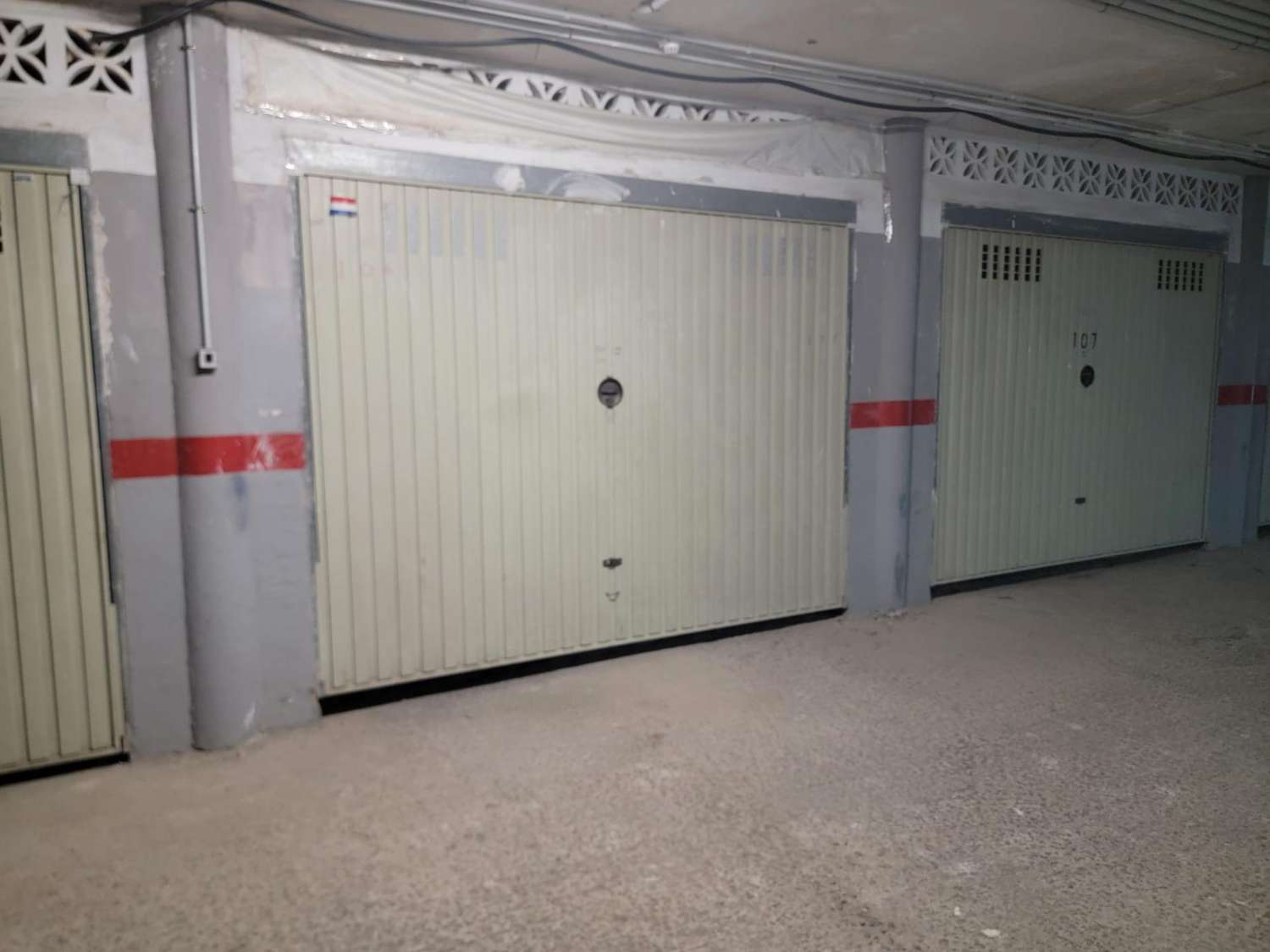 Ruime twee-onder-een-kapwoning, 3 slaapkamers, 3 badkamers, afgesloten garage met berging en gemeenschappelijk zwembad, in Playa Flamenca