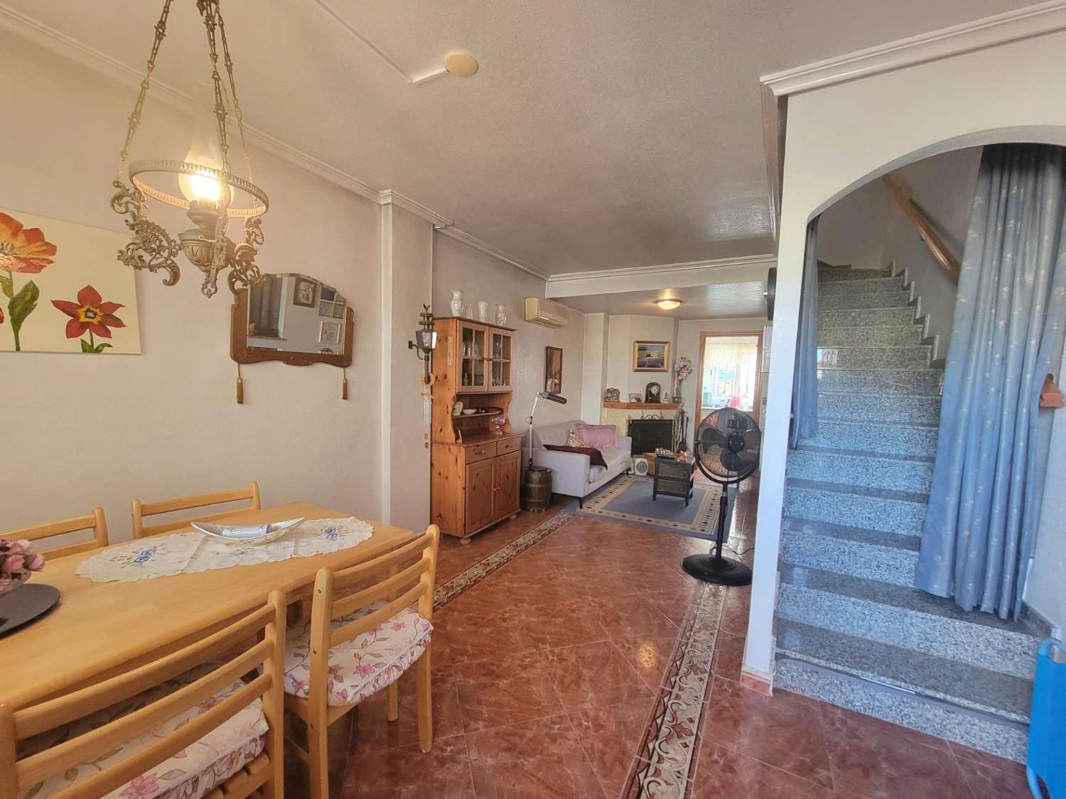 Ruime twee-onder-een-kapwoning, 3 slaapkamers, 3 badkamers, afgesloten garage met berging en gemeenschappelijk zwembad, in Playa Flamenca