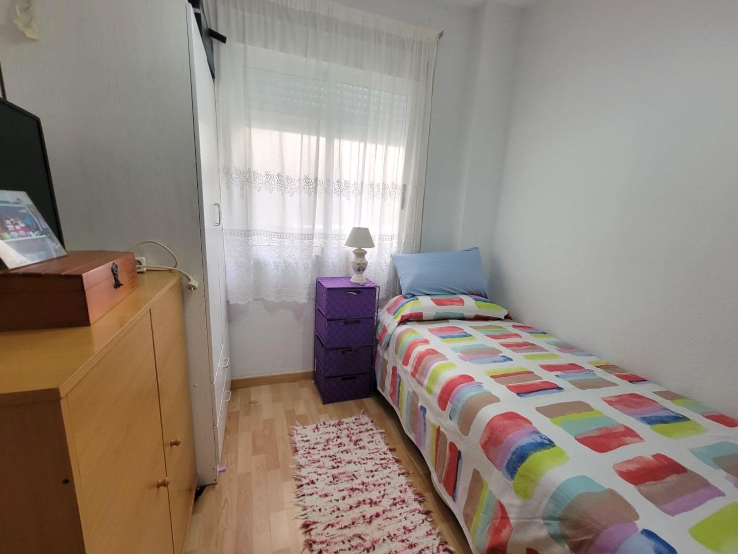 Красивая квартира на первом этаже, 3 спальни, 1 ванная комната, большая терраса, примерно в 3 минутах ходьбы от пляжа Плайя-дель-Кура, Торревьеха.