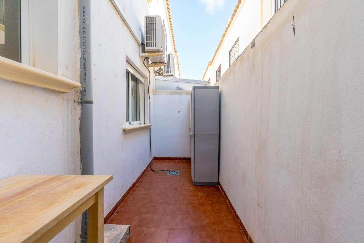 Hermoso y práctico apartamento en planta baja con 2 dormitorios, jardín y estacionamiento, ubicado en el centro de la popular zona de La Ciñuelica, Punta Privada.