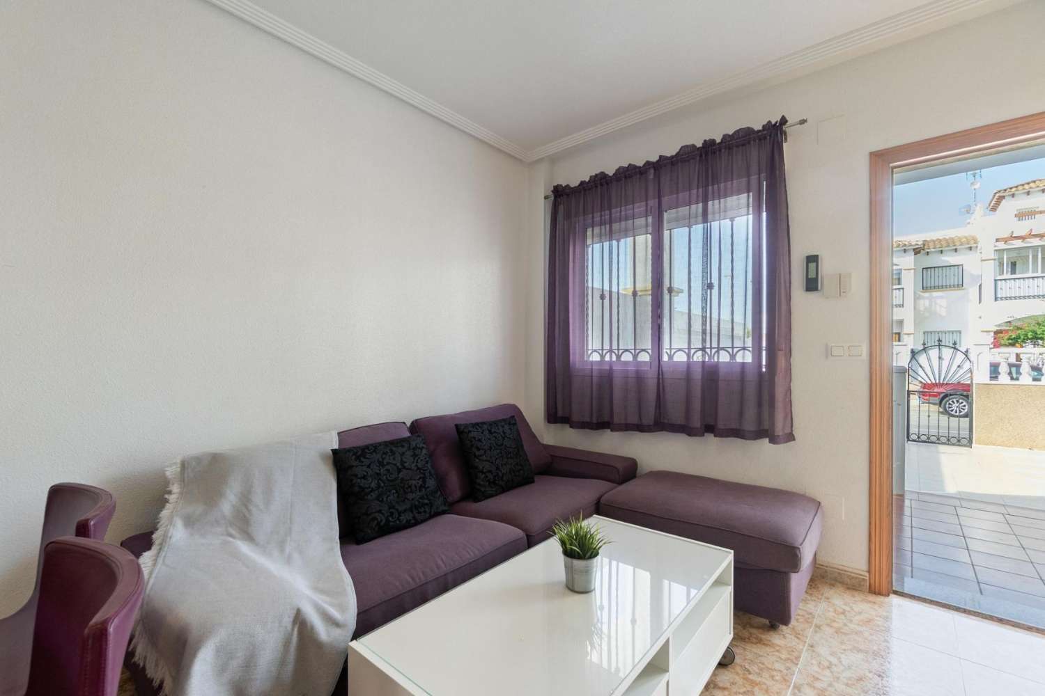 Hermoso y práctico apartamento en planta baja con 2 dormitorios, jardín y estacionamiento, ubicado en el centro de la popular zona de La Ciñuelica, Punta Privada.