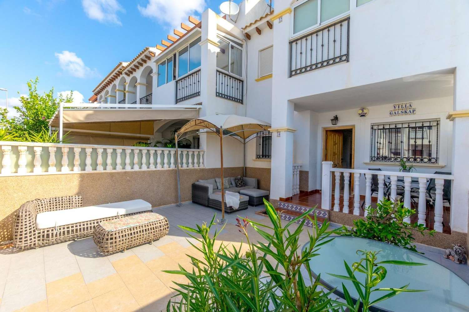 Hermoso y práctico apartamento en planta baja con 2 dormitorios, jardín y estacionamiento, ubicado en el centro de la popular zona de La Ciñuelica, Punta Privada.