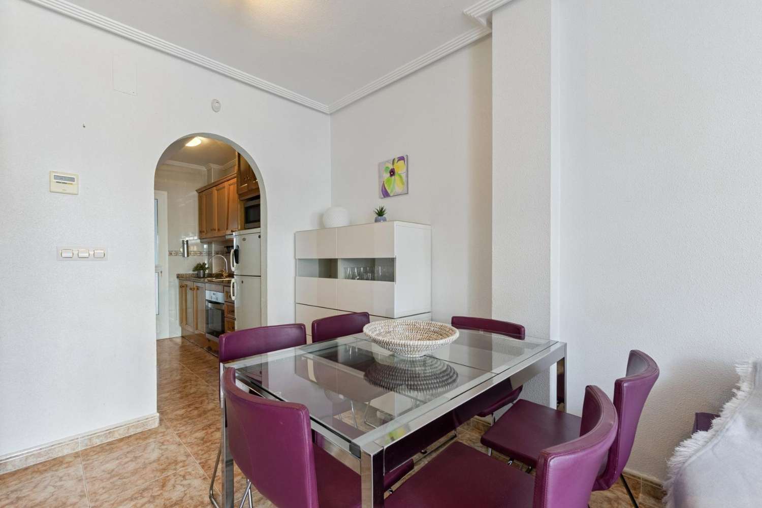 Hermoso y práctico apartamento en planta baja con 2 dormitorios, jardín y estacionamiento, ubicado en el centro de la popular zona de La Ciñuelica, Punta Privada.