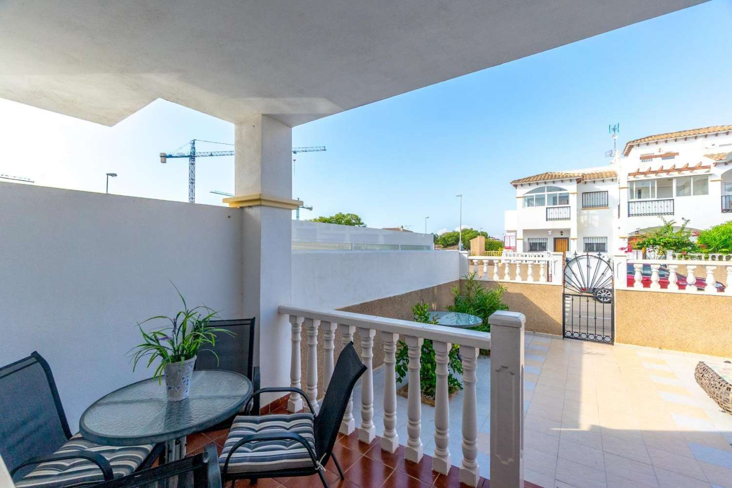 Hermoso y práctico apartamento en planta baja con 2 dormitorios, jardín y estacionamiento, ubicado en el centro de la popular zona de La Ciñuelica, Punta Privada.