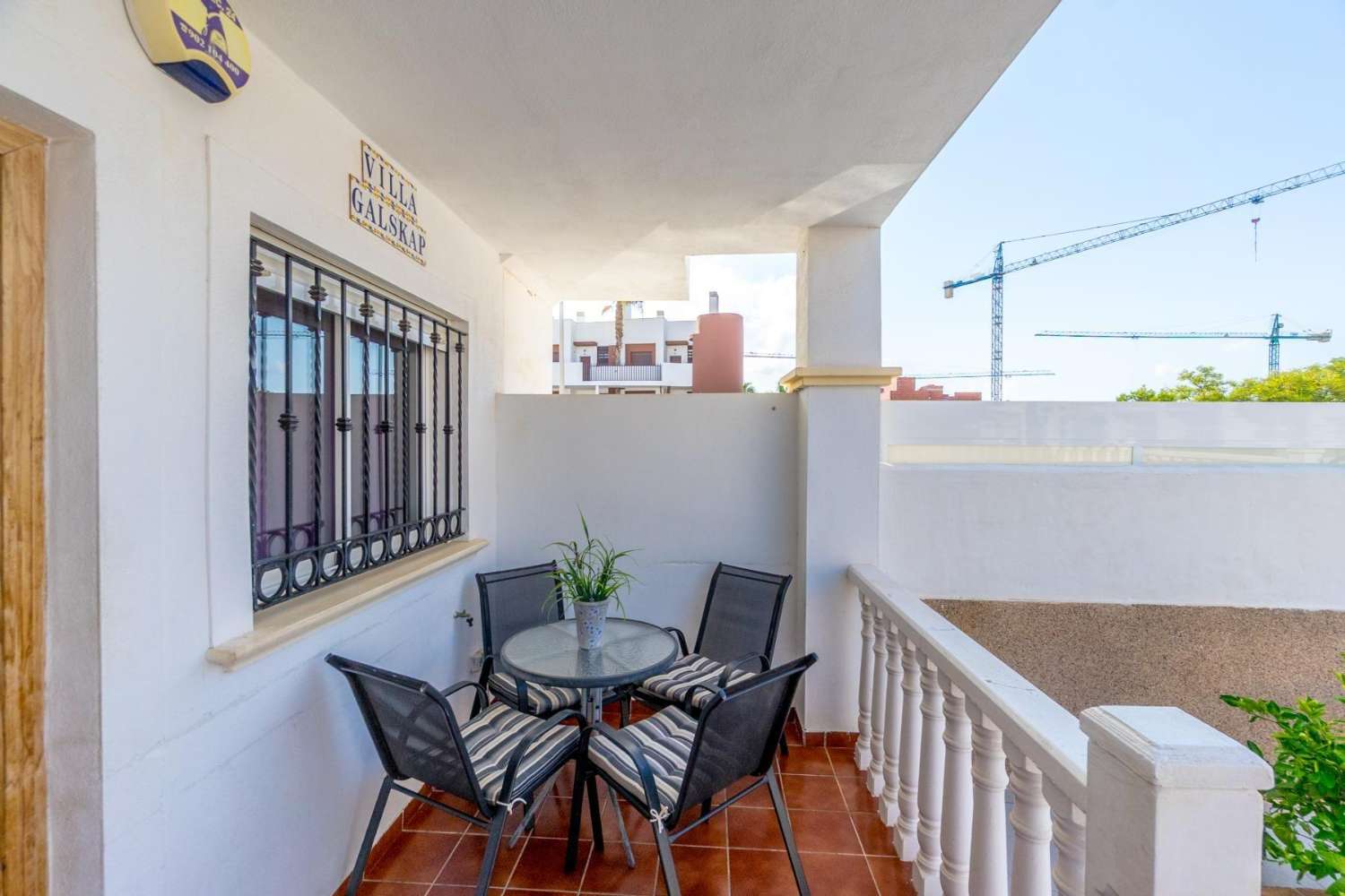 Hermoso y práctico apartamento en planta baja con 2 dormitorios, jardín y estacionamiento, ubicado en el centro de la popular zona de La Ciñuelica, Punta Privada.