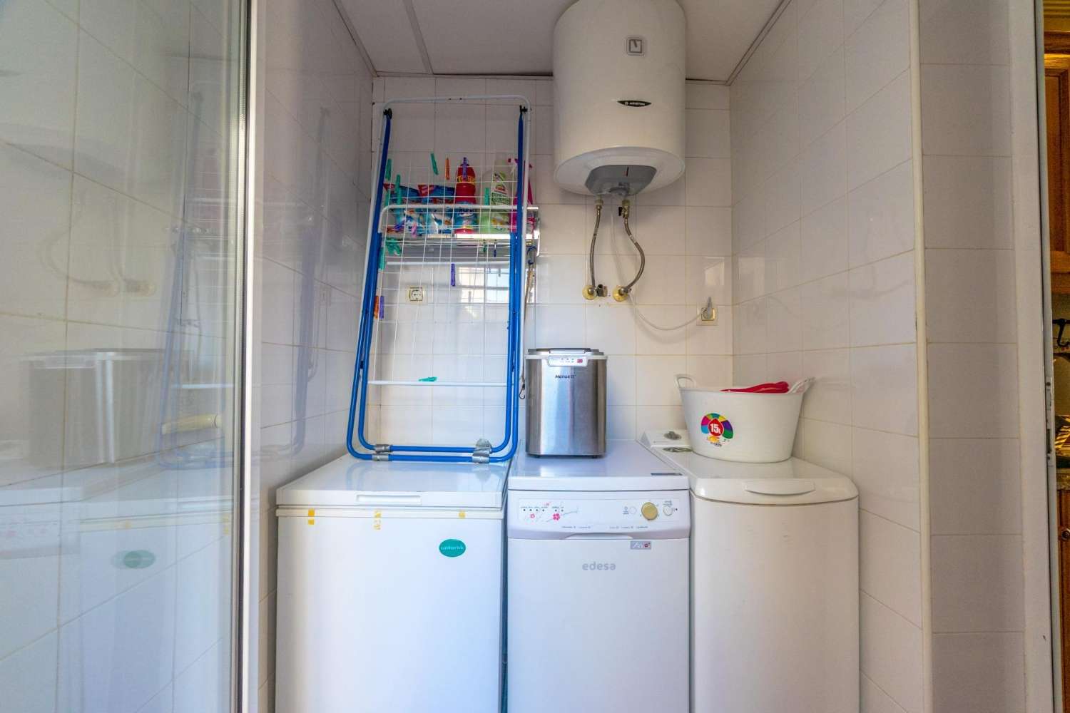 Hermoso y práctico apartamento en planta baja con 2 dormitorios, jardín y estacionamiento, ubicado en el centro de la popular zona de La Ciñuelica, Punta Privada.