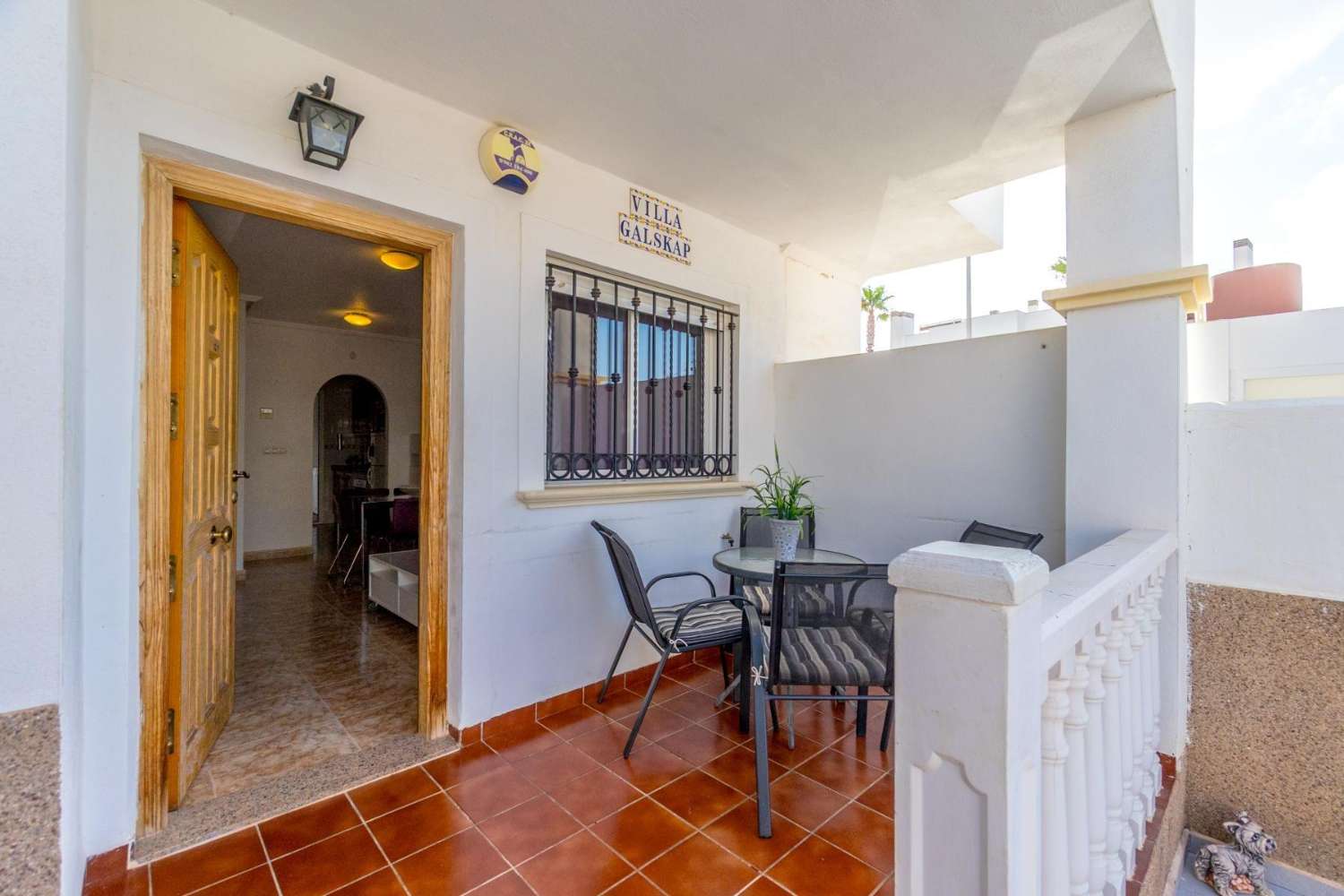 Hermoso y práctico apartamento en planta baja con 2 dormitorios, jardín y estacionamiento, ubicado en el centro de la popular zona de La Ciñuelica, Punta Privada.
